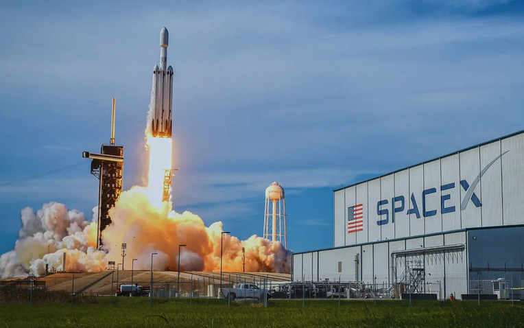 Bầu trời đang rực cháy: Sự thật đen tối về cơn mưa xác vệ tinh Starlink- Ảnh 1.