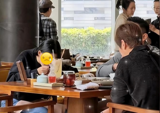 Đau lòng cho con gái Từ Hy Viên: Ủ rũ sống bên cha và mẹ kế, đám tang đám giỗ của mẹ không được dự- Ảnh 1. Đau lòng cho con gái Từ Hy Viên: Ủ rũ sống bên cha và mẹ kế, đám tang đám giỗ của mẹ không được dự- Ảnh 1.