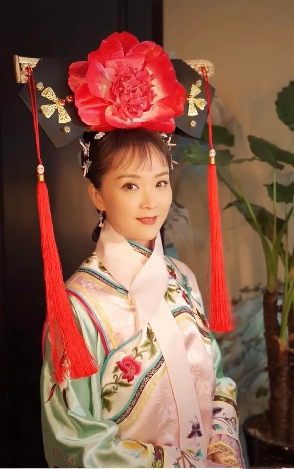 Nhan sắc giả dối của mỹ nhân đẹp nhất Hoàn Châu Cách Cách- Ảnh 1.