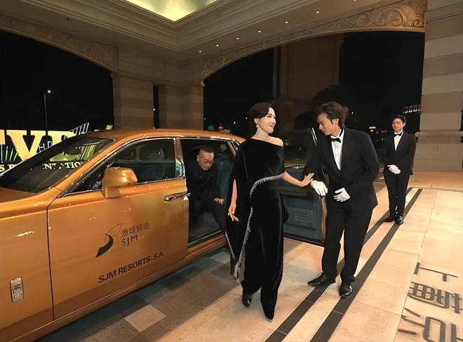 Thảm đỏ đi 1 lần