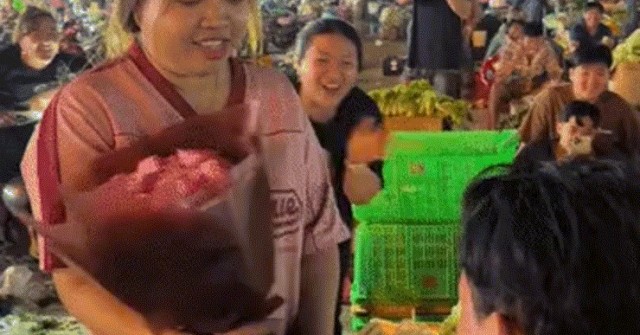 Chàng trai Tây Ninh quỳ gối cầu hôn giữa chợ rau TPHCM lúc rạng sáng image dai dien gif cau hon giua cho rau tphcm luc rang sang 1119 1768032494 944 width740height495 gif2mp4 auto cropjpg 1