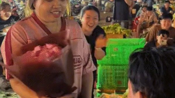 Chàng trai Tây Ninh quỳ gối cầu hôn giữa chợ rau TPHCM lúc rạng sáng image dai dien gif cau hon giua cho rau tphcm luc rang sang 1119 1768032494 944 width740height495 gif2mp4 auto cropjpg