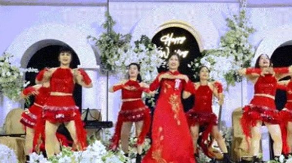 Quà độc lạ bố mẹ dành tặng cô dâu trong ngày cưới ‘gây bão’ mạng 2025 image dai dien gif co dau trong ngay cuoi gay bao mang 2025 1785 1767747203 481 width740height495 gif2mp4 auto cropjpg