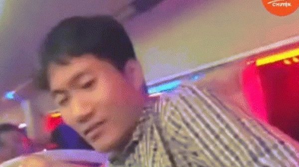 Mất ví trên đường về quê ăn Tết, người đàn ông Nghệ An được cả xe giúp đỡ image dai dien gif nguoi dan ong nghe an duoc ca xe giup do 1395 1770979721 492 width740height495 gif2mp4 auto cropjpg