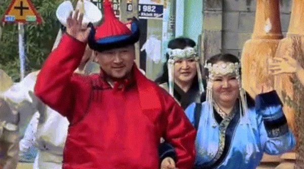 Cô gái Khánh Hòa lấy chồng Mông Cổ, nhà trai đem 6 tráp ‘lạ lùng’ đến hỏi cưới image dai dien gif nha trai dem 6 trap la lung den hoi cuoi 1302 1767261813 222 width740height495 gif2mp4 auto cropjpg