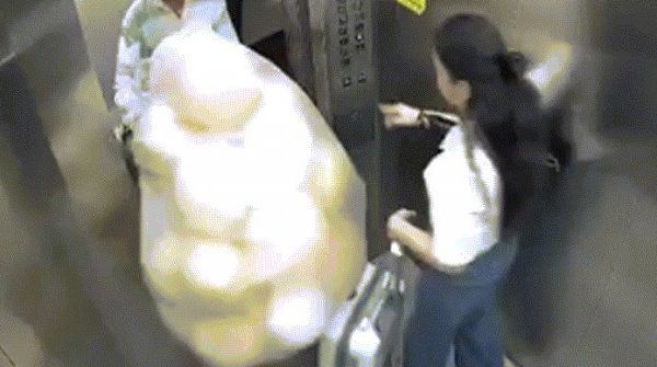 Chùm bóng bay phát nổ như quả cầu lửa trong thang máy image dai dien gifbongbayno 1770341477 334 width740height495 gif2mp4 auto cropjpg