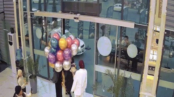 Bóng bay phát nổ tạo thành 'quả cầu lửa' trong tiệc sinh nhật image dai dien gifbongno 1767946011 592 width740height495 gif2mp4 auto cropjpg