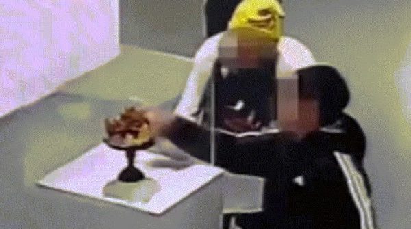 Bé trai vô tình làm vỡ vương miện vàng vô giá tại triển lãm image dai dien gifdotuong 1765959292 976 width740height495 gif2mp4 auto cropjpg