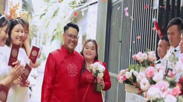 Cô dâu hơn 100kg ‘cháy hết mình’ trong đám cưới, được mẹ chồng tặng quà đặc biệt image dai dien gifedia 001 bdf1137829f38a9a33b9826353665e1f 4632 1765511248 611 width740height495 gif2mp4 auto cropjpg