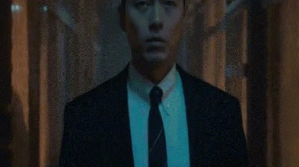 Hyun Bin hai mặt image dai dien gifezgif 42263af05012ad2d 1766718459 733 width740height495 gif2mp4 auto cropjpg