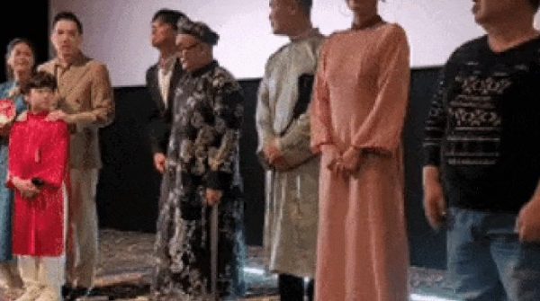 Tổng giám đốc Lotte quỳ lạy khán giả Việt Nam image dai dien gifezgif 6dccafc180107650 1771501803 512 width740height495 gif2mp4 auto cropjpg