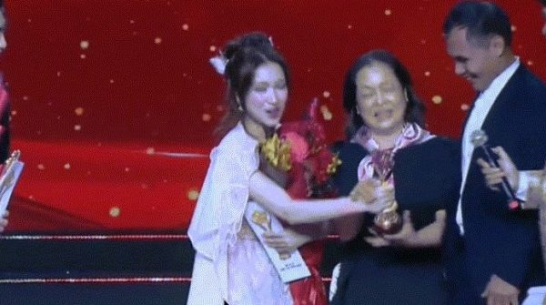 Hòa Minzy bị chỉ trích cướp sóng ở Mai Vàng image dai dien gifhoamizi 1769765055 175 width740height495 gif2mp4 auto cropjpg