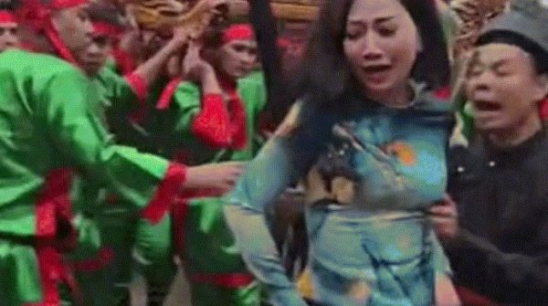 MC Mỹ Vân thoát chết ở lễ hội image dai dien gifmc van 1772093537 127 width740height495 gif2mp4 auto cropjpg