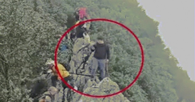 Rơi từ vách núi cao 40 m vì mải chụp ảnh image dai dien gifngtrenui 1765443559 827 width740height495 gif2mp4 auto cropjpg 1