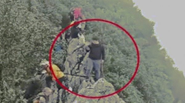 Rơi từ vách núi cao 40 m vì mải chụp ảnh image dai dien gifngtrenui 1765443559 827 width740height495 gif2mp4 auto cropjpg