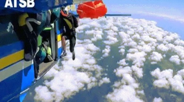 Khoảnh khắc thót tim khi vận động viên nhảy dù bị mắc vào đuôi máy bay image dai dien gifnhaydy 1765613140 729 width740height495 gif2mp4 auto cropjpg