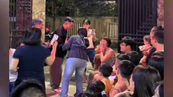 Ra mắt nhà bạn gái, chàng trai được 50 người thân xếp hàng chào đón image dai dien giframat200 1772005759 314 width740height495 gif2mp4 auto cropjpg