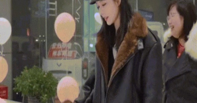 Nữ diễn viên thưởng Tết bằng ô tô cho nhân viên image dai dien giftangxe200 1770449385 111 width740height495 gif2mp4 auto cropjpg 1