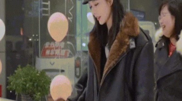 Nữ diễn viên thưởng Tết bằng ô tô cho nhân viên image dai dien giftangxe200 1770449385 111 width740height495 gif2mp4 auto cropjpg