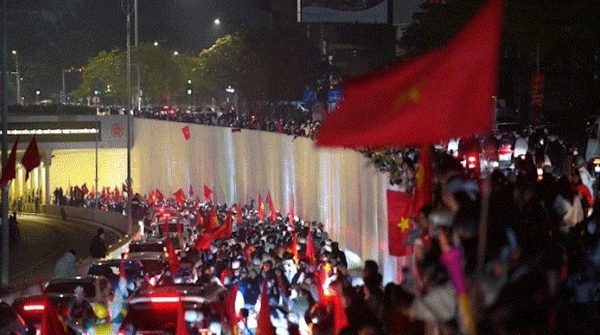 Hàng ngàn người hâm mộ vẫn xuống đường tri ân đội tuyển U23 Việt Nam image dai dien gifvnthua 1768957788 624 width740height495 gif2mp4 auto cropjpg