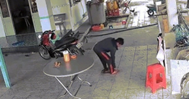 Thót tim cảnh người đàn ông Tây Ninh tay không bắt rắn 1,5m giữa sân nhà image dai dien gify ninh tay khong bat ran 15m giua san nha 2192 1765711152 852 width740height495 gif2mp4 auto cropjpg 1