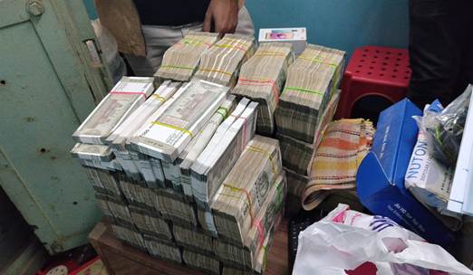 Đột kích hàng loạt kho hàng vận tải, tịch thu 29 kg vàng xếp đống trị giá 140 tỷ đồng và 8,7 tỷ tiền mặt có dấu hiệu lạ- Ảnh 2.