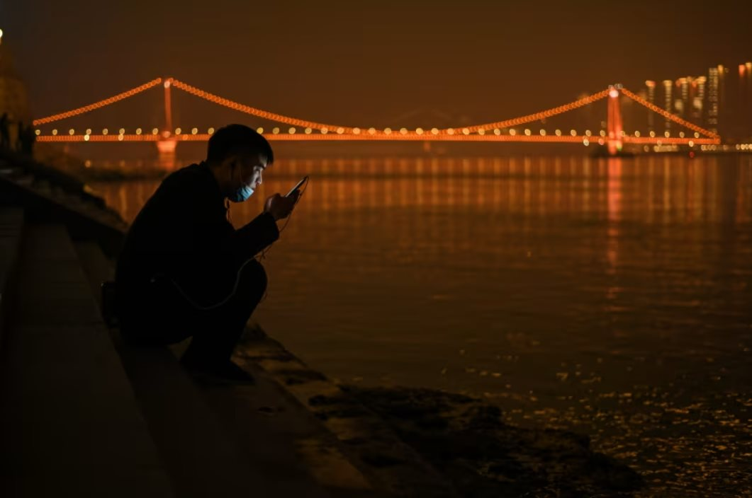 Buồn của quốc gia giàu mạnh nhất nhì thế giới: Từ trẻ đến già bị cô đơn bủa vây dù có 1,4 tỷ người, vùng vẫy trong tá gánh nặng từ tài chính đến hôn nhân- Ảnh 1.