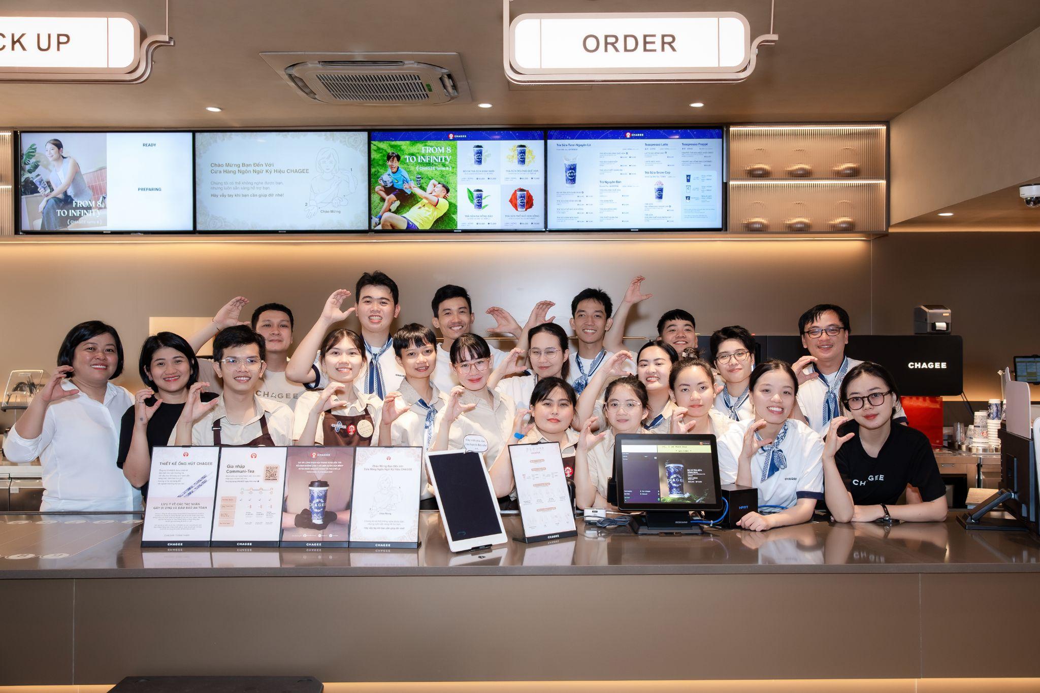 Với sự đồng hành của CHAGEE và Hội Bảo trợ Người khuyết tật và Trẻ mồ côi TP.HCM, cửa hàng là nơi các bạn trẻ khẳng định nghị lực và tự tin tỏa sáng với đam mê nghề nghiệp.