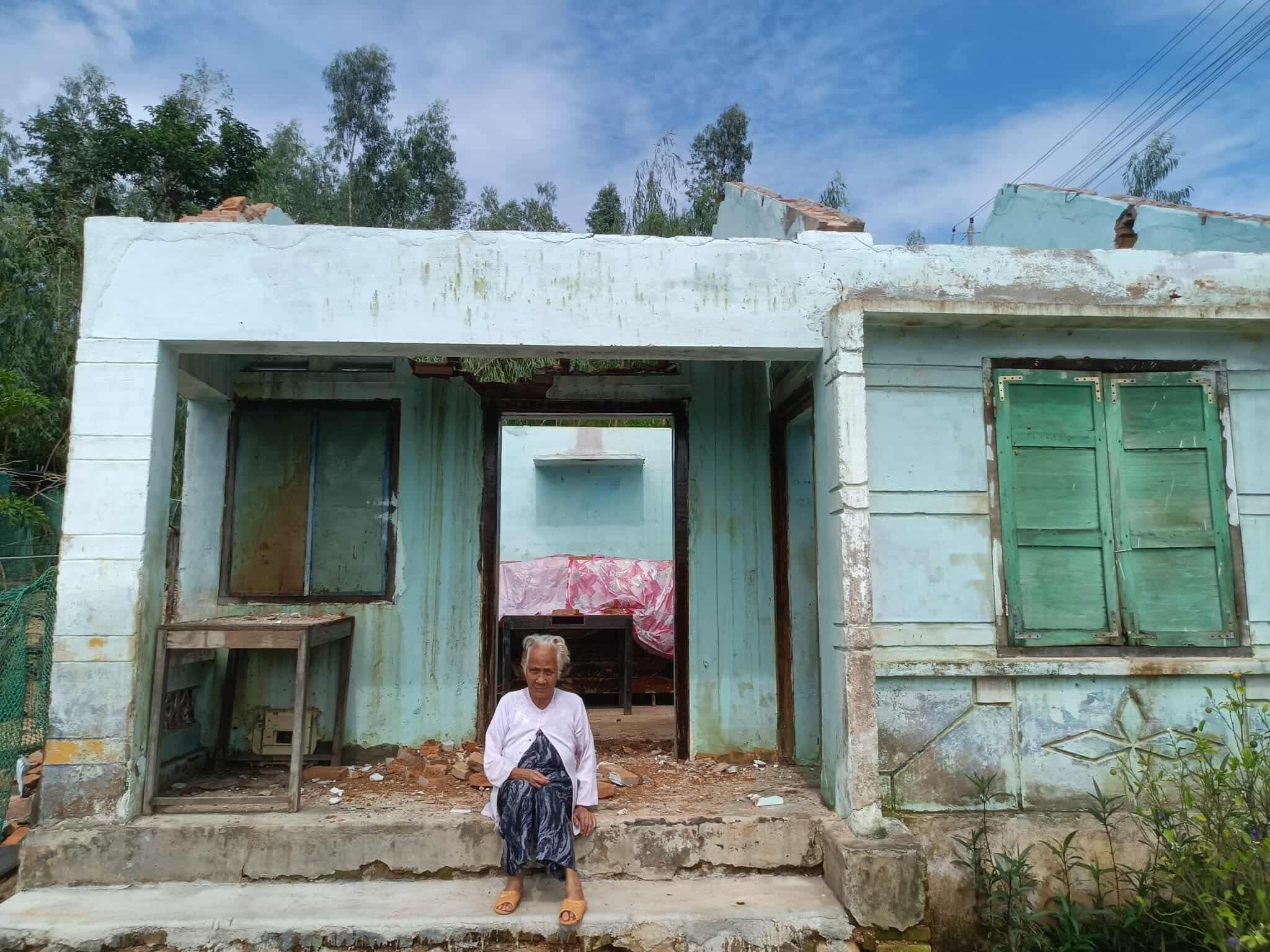 Cụ Dương Thị Phượng gây xót xa với hoàn cảnh đơn độc ở tuổi 80, trơ trọi giữa căn nhà đổ nát sau trận lũ.