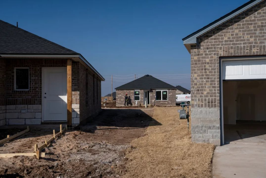 Buồn của nền kinh tế lớn nhất thế giới: Người kiếm nhiều tiền vẫn thấy nghèo, chật vật cả với chi phí trông trẻ, vì đâu?- Ảnh 2.