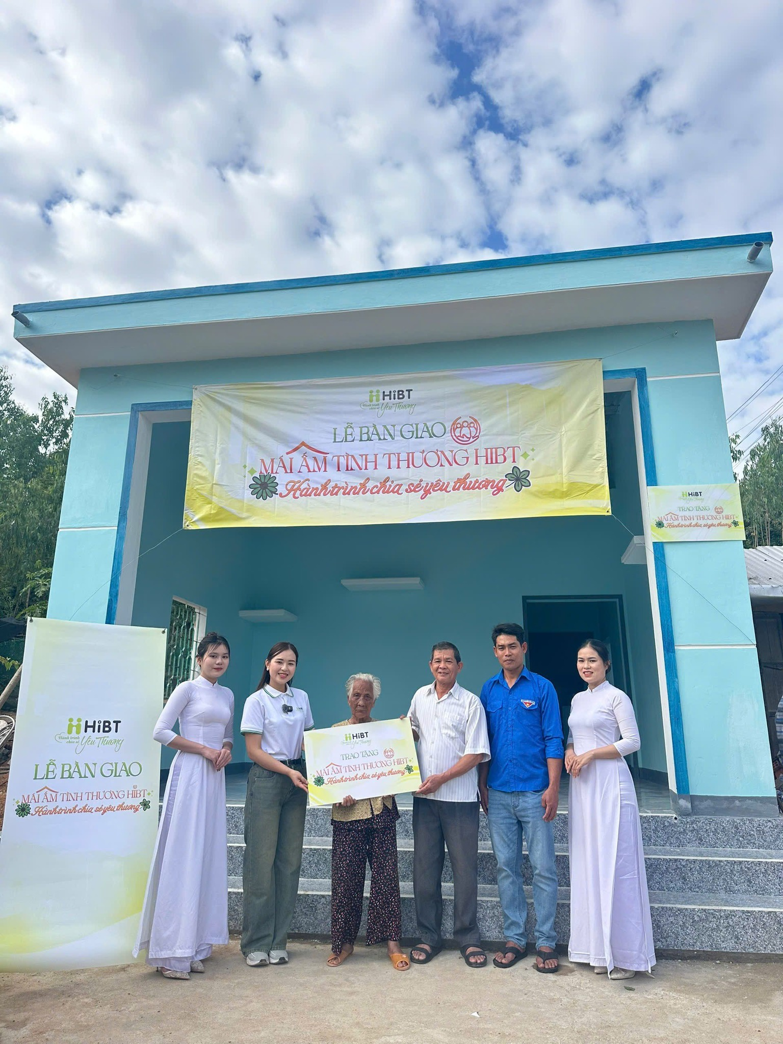 Cụ Phượng hạnh phúc trong ngày bàn giao nhà sau khi hoàn thành.