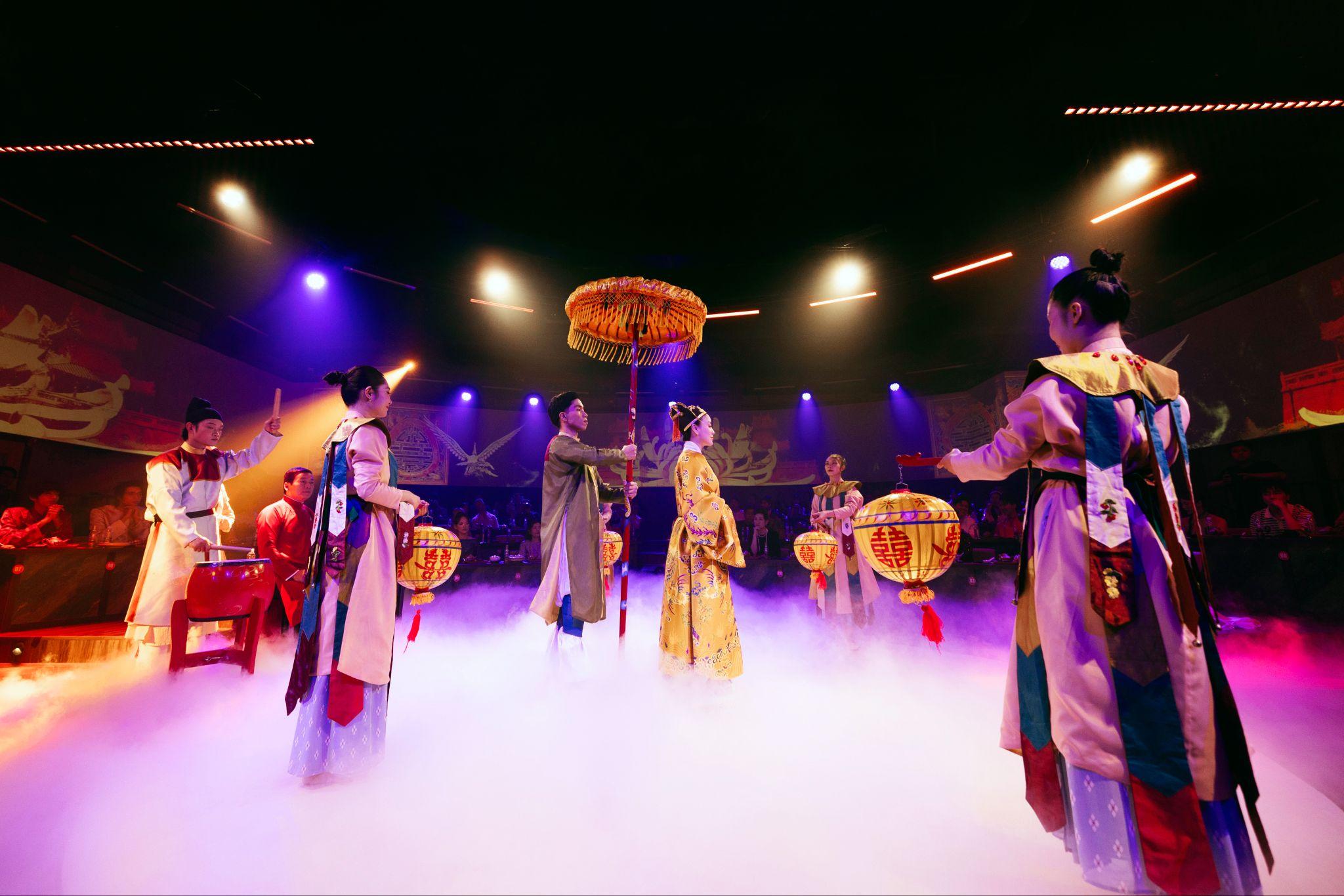 image3-1772186283-19-width2048height1366 Mỗi tiết mục đều cố gắng tái hiện không khí và tinh thần của vùng văn hoá và thời đại một cách giàu cảm xúc và chiều sâu tinh thần.