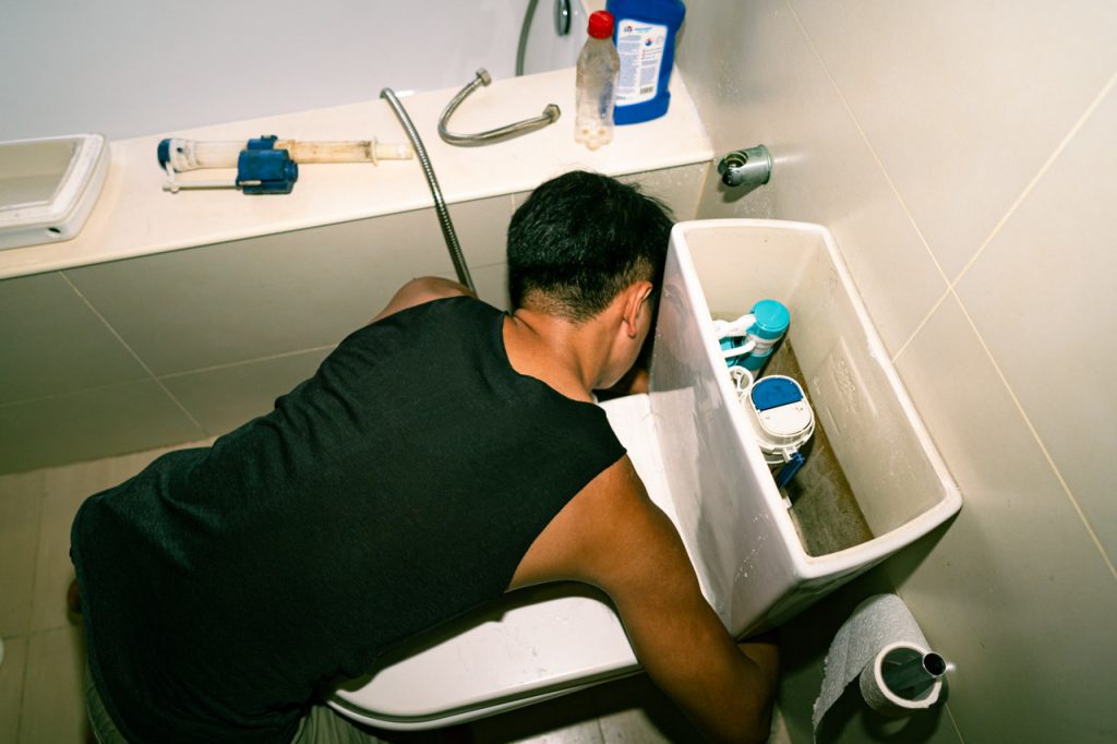 Phát hiện 1 anh thợ sửa ống nước có bằng đại học ngành kế toán từ ngôi trường danh giá- Ảnh 1.