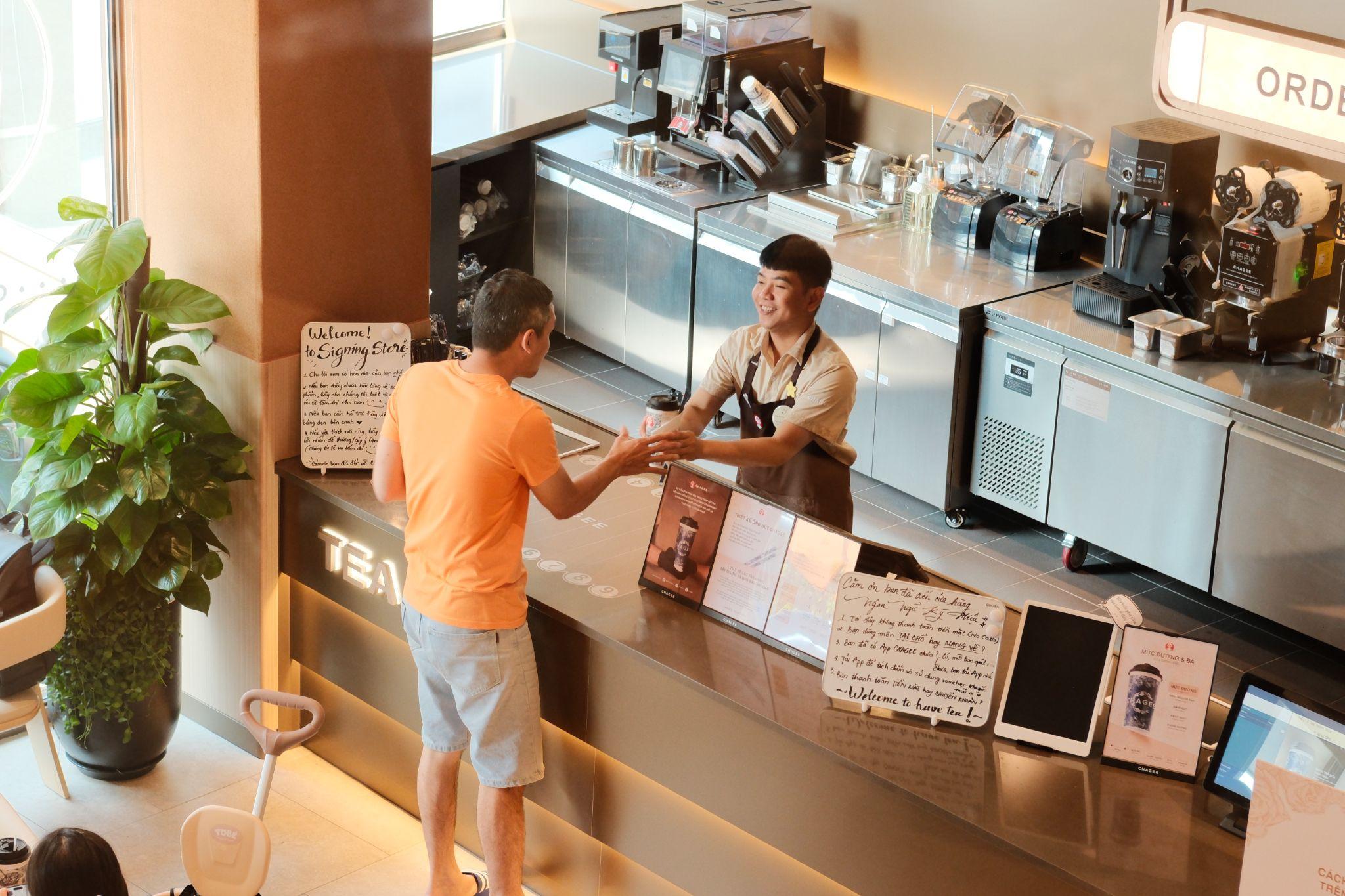 Vượt qua mọi rào cản, các nhân viên pha chế chinh phục khách hàng bằng kỹ năng pha chế thuần thục và sự tận tâm gói trọn trong từng ly trà.