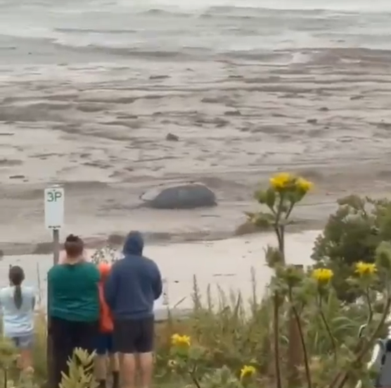 Hoảng loạn cảnh lũ dữ càn quét Australia, ô tô bị cuốn lật dưới cầu, hàng trăm người tháo chạy trong đêm- Ảnh 2.