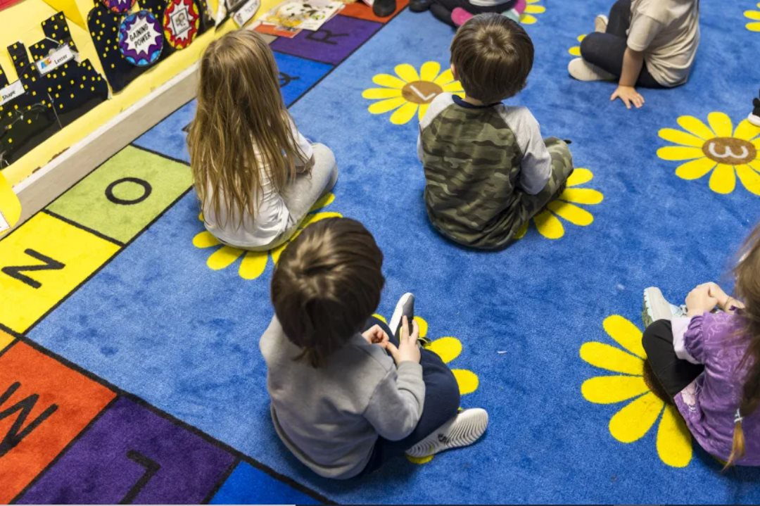 Buồn của nền kinh tế lớn nhất thế giới: Người kiếm nhiều tiền vẫn thấy nghèo, chật vật cả với chi phí trông trẻ, vì đâu?- Ảnh 3.