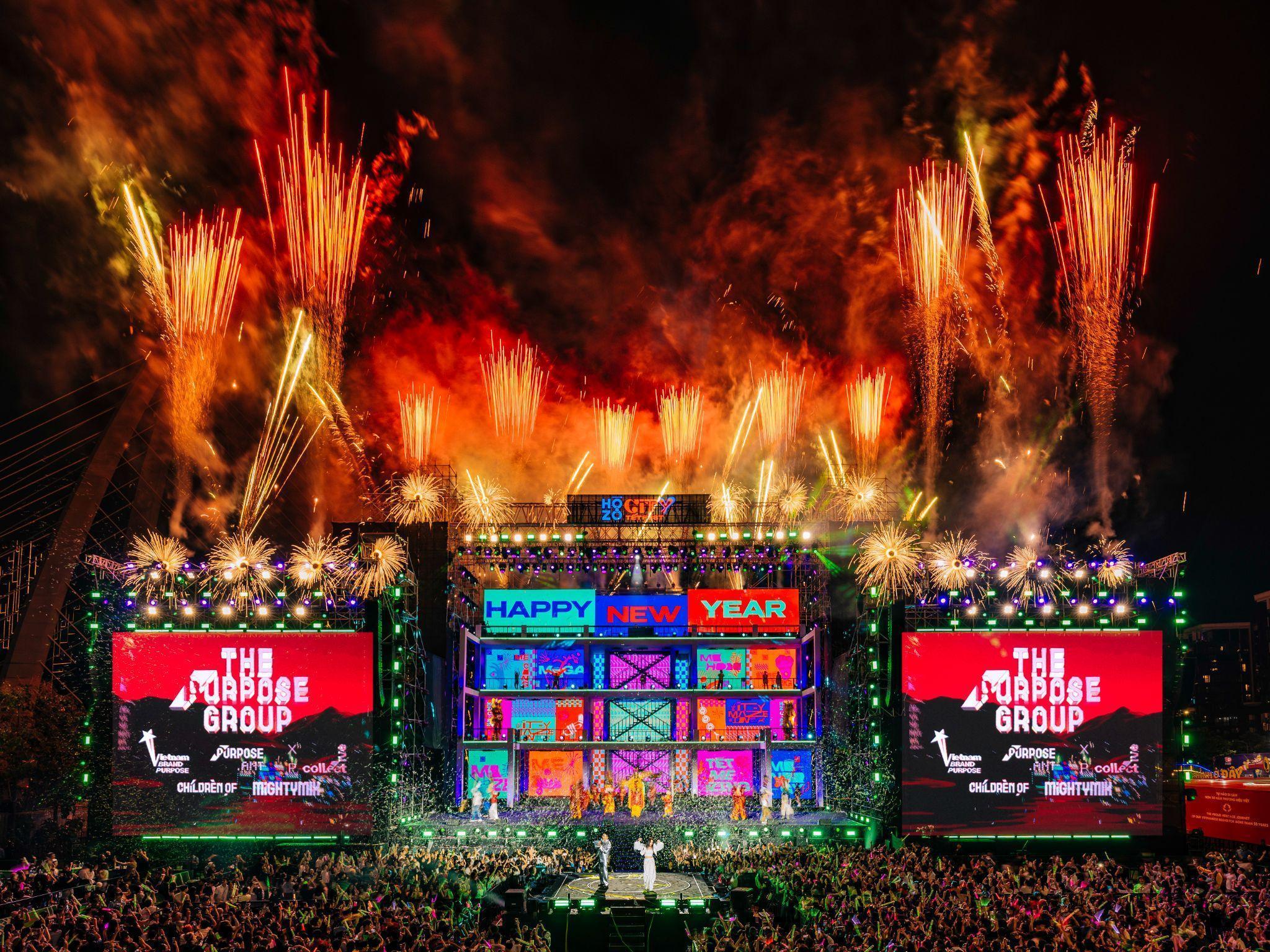 Khi đồng hồ điểm những giây cuối cùng, dưới bầu trời rực sáng pháo hoa và laser, đám đông cùng dàn nghệ sĩ đếm ngược chào 2026, khép lại một năm rực rỡ.