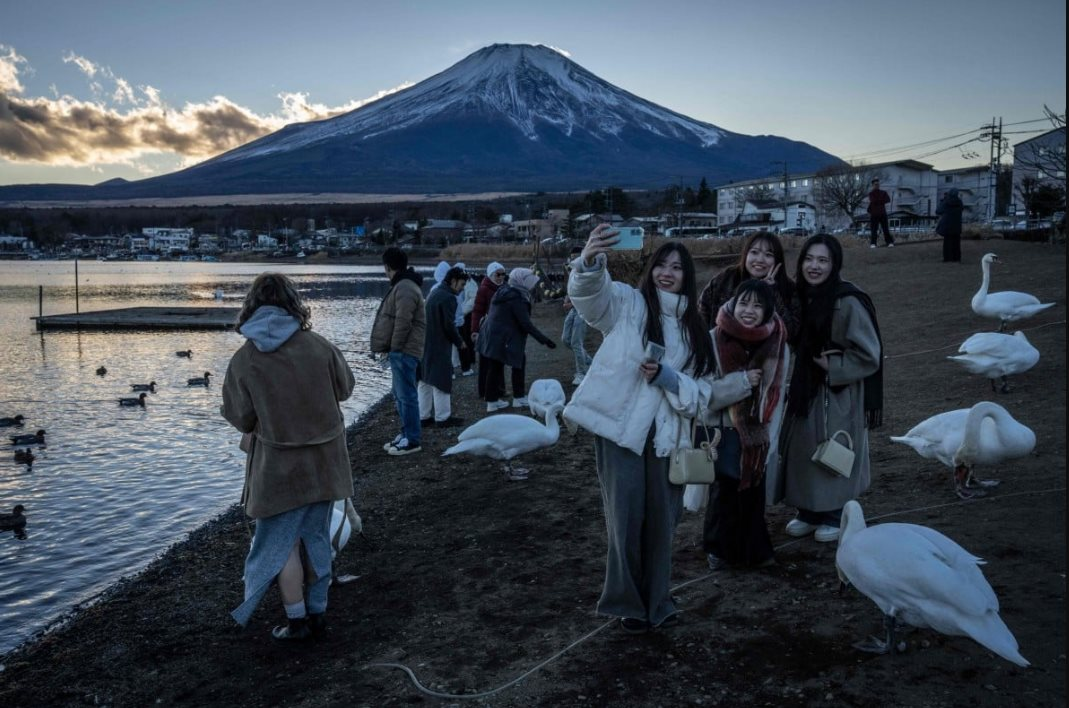 Buồn của Nhật Bản: Nguy cơ mất vị thế nền kinh tế lớn thứ 4 thế giới vào tay 1 quốc gia tỷ dân, chật vật giải hàng loạt bài toán hóc búa- Ảnh 1.