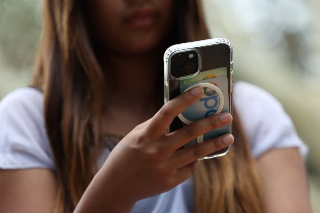 Quốc gia đầu tiên trên thế giới chính thức cấm thanh thiếu niên dùng mạng xã hội- Ảnh 1.