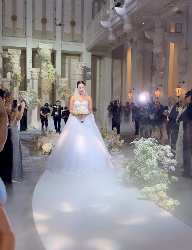 Lễ cưới Tiên Nguyễn tại Đà Nẵng: Cô dâu chú rể khoá môi, Hà Tăng - Linh Rin không tham dự- Ảnh 3.