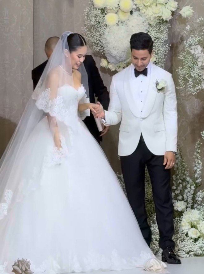 Lễ cưới Tiên Nguyễn tại Đà Nẵng: Cô dâu chú rể khoá môi, Hà Tăng - Linh Rin không tham dự- Ảnh 2.