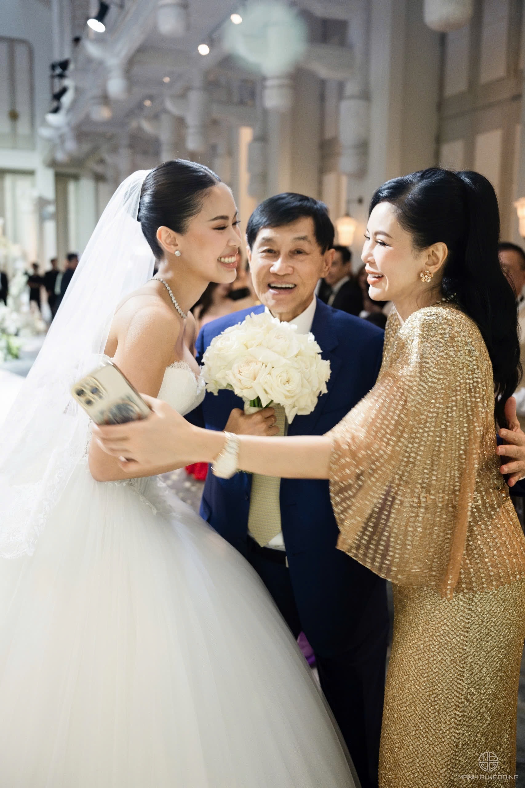 Tiên Nguyễn bất ngờ bị