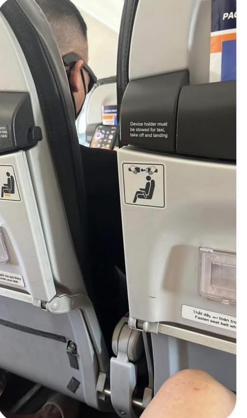 Touliver lặng lẽ xem ảnh Tóc Tiên suốt chuyến bay- Ảnh 1.