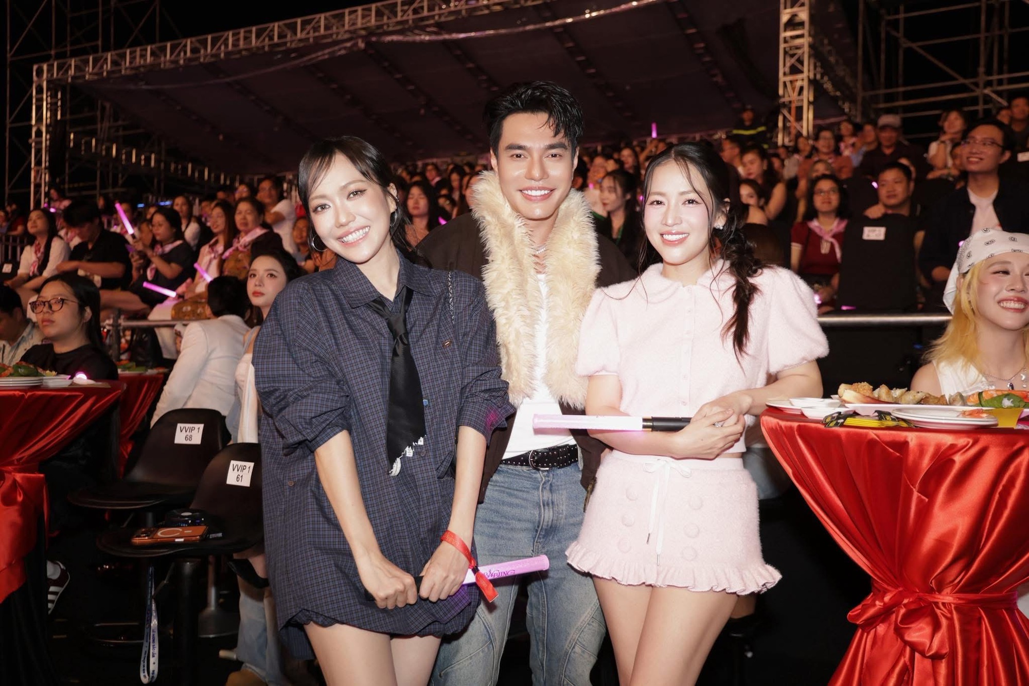 Dàn sao tại fan concert Hòa Minzy: Thúy Ngân khác lạ, Trường Giang tự tay làm 1 việc trong hậu trường- Ảnh 5.