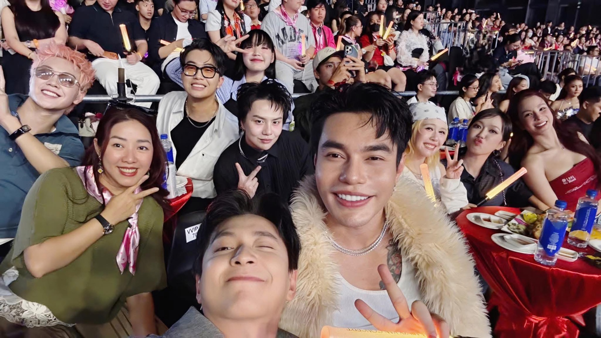 Dàn sao tại fan concert Hòa Minzy: Thúy Ngân khác lạ, Trường Giang tự tay làm 1 việc trong hậu trường- Ảnh 4.