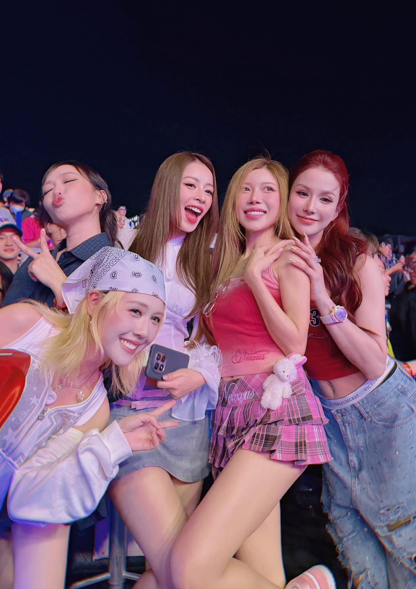 Dàn sao tại fan concert Hòa Minzy: Thúy Ngân khác lạ, Trường Giang tự tay làm 1 việc trong hậu trường- Ảnh 1.