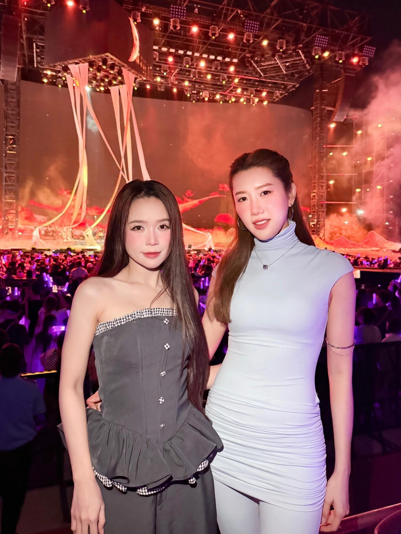 Dàn sao tại fan concert Hòa Minzy: Thúy Ngân khác lạ, Trường Giang tự tay làm 1 việc trong hậu trường- Ảnh 2.