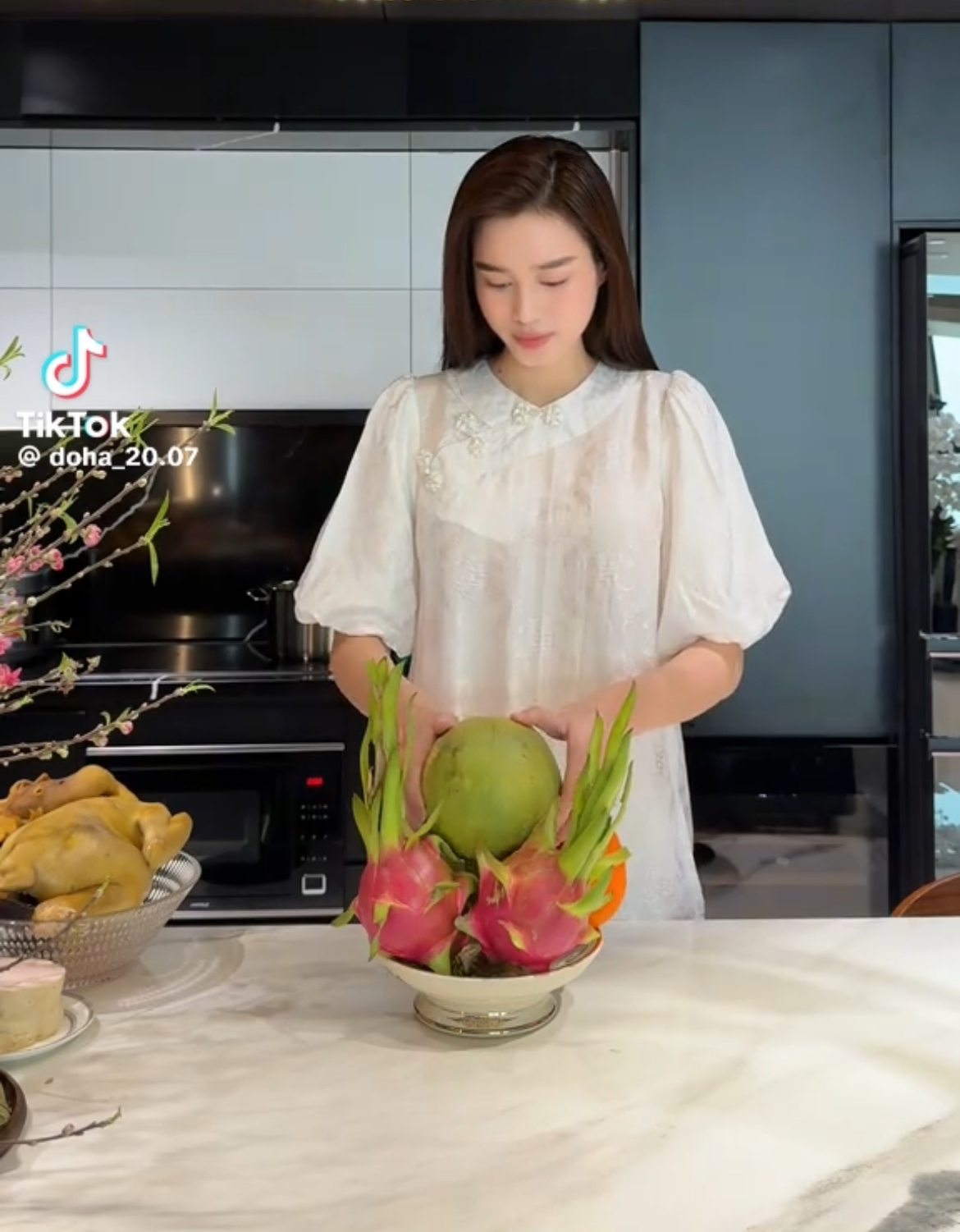 Bị mỉa mai mua thức ăn sẵn để quay vlog