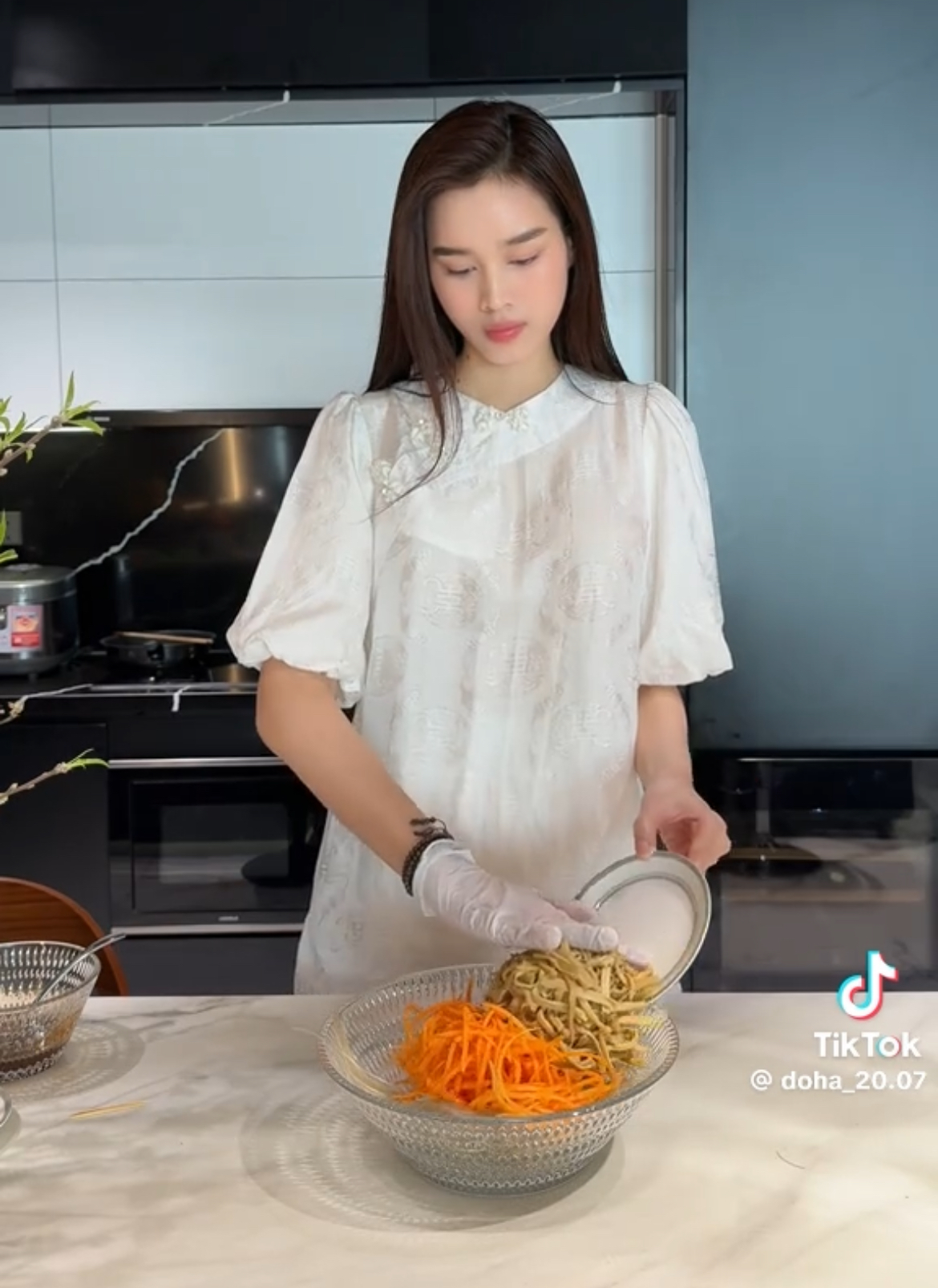 Bị mỉa mai mua thức ăn sẵn để quay vlog