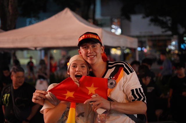 Em gái Trấn Thành cùng bạn trai là ca sĩ nổi tiếng xuống đường đi bão mừng tuyển Việt Nam vô địch Đông Nam Á- Ảnh 3.